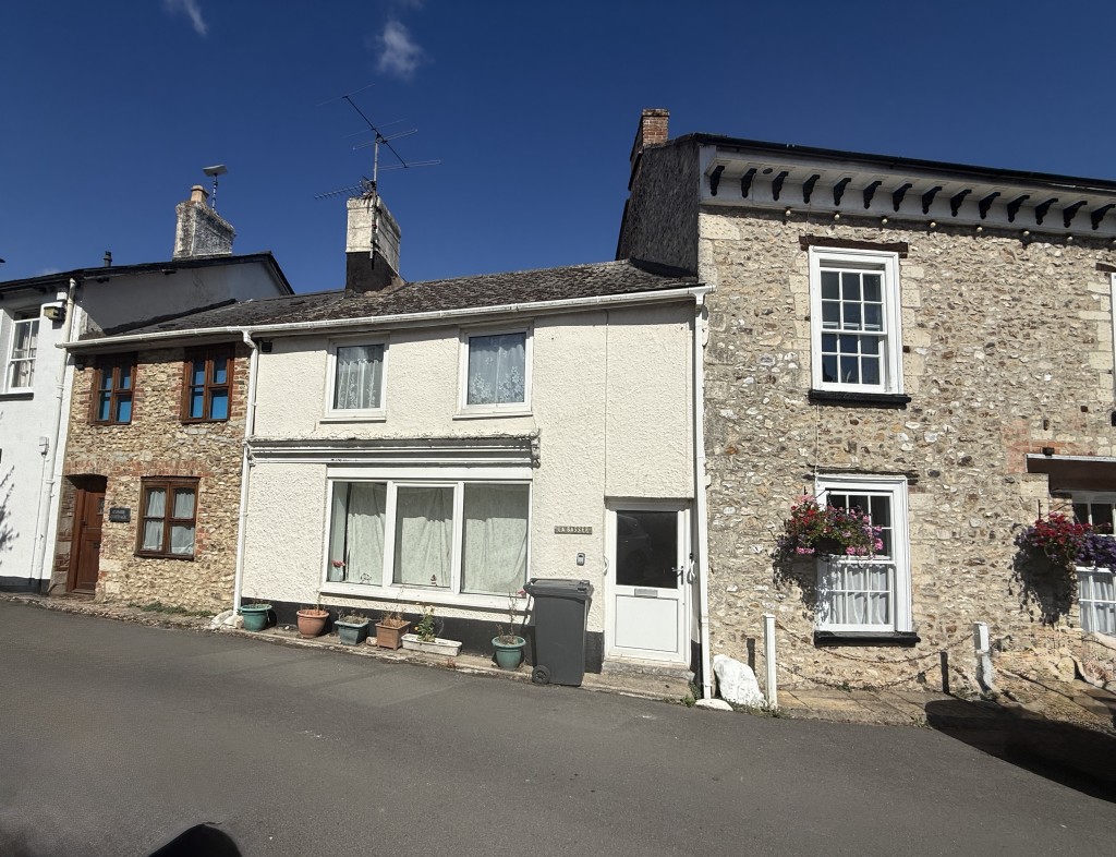 Lot: 152 - TERRACED PROPERTY FOR COMPLETE REFURBISHMENT IN VILLAGE LOCATION - General view of the front of the property